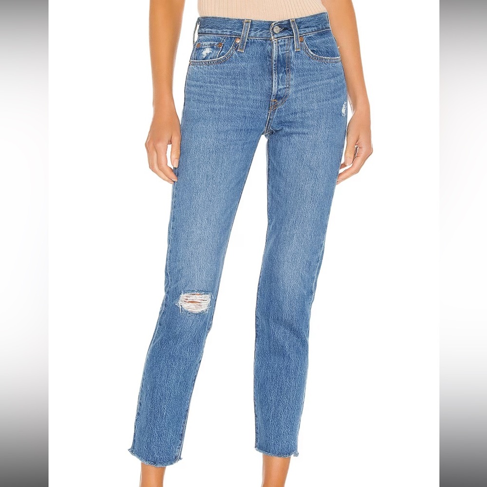 Levi’s Wedgie High Waisted Jeans Size 28 never worn! Medium wash slight distress